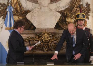 Federico Sturzenegger wird von Präsident Milei als Deregulierungsminister vereidigt