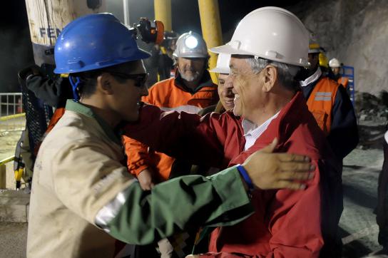 Präsident Piñera (r.) mit gerettetem Bergarbeiter