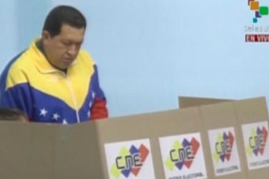 Hugo Chávez am Wahltisch
