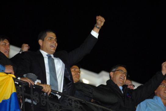 Präsident Correa nach seiner Befreiung am Donnerstagabend