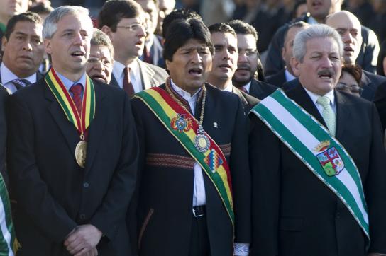 Morales (m.), Vizepräsident García Linera (l.) und ihr Rivale Rubén Costas (r.)