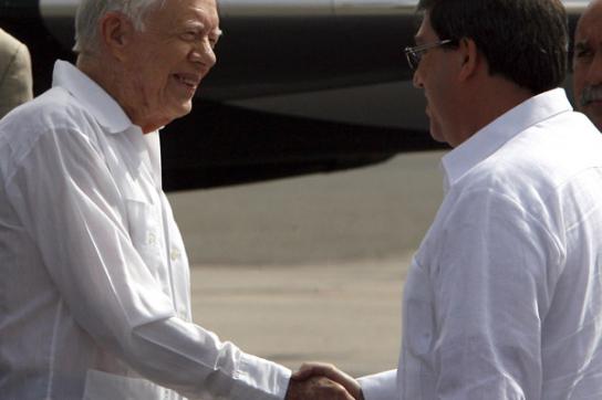 Der kubanische Außenminister Bruno Rodríguez Parrilla begrüsst Carter