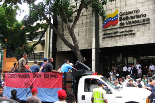 LKW der Coordinadora Simón Bolívar vor dem Außenministerium