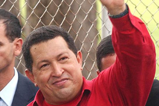 Hugo Chávez winkt in rotem Hemd 