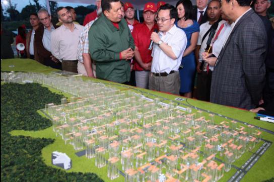 Chávez und seine internationalen Partner präsentieren das Projekt