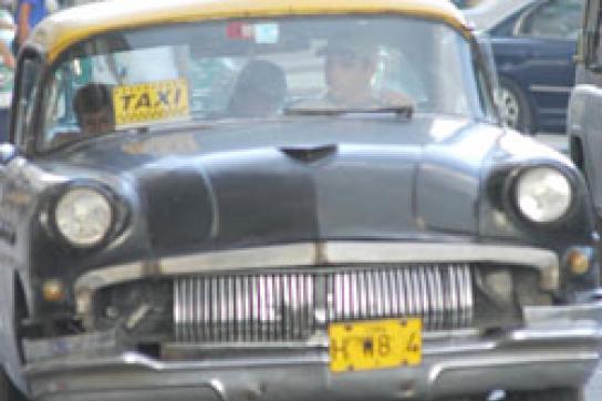 Alter Chevrolet-Straßenkreuzer als Taxi
