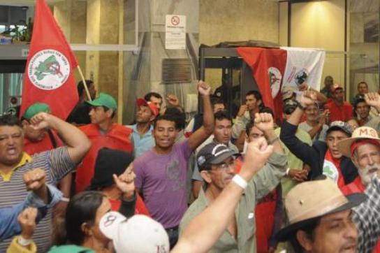 Kampf für Landreform: Via Campesina besetzt das Finanzministerium in Brasília