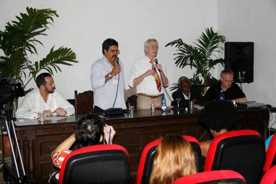 Podium in Havanna. Stehend: Wolfgang Gehrcke (re.) und Übersetzer