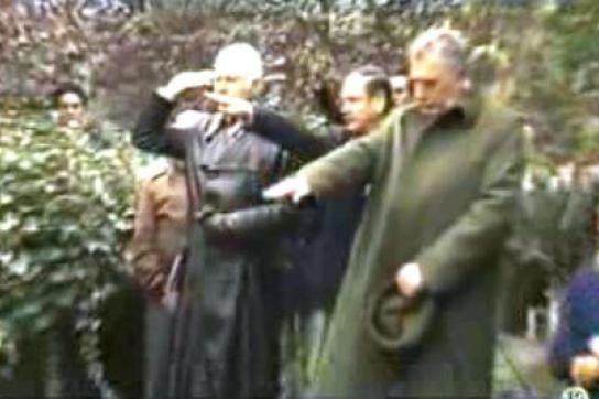 Hitlergruß am Grab: Szene bei der Beisetzung Rauffs 1984 in Chile