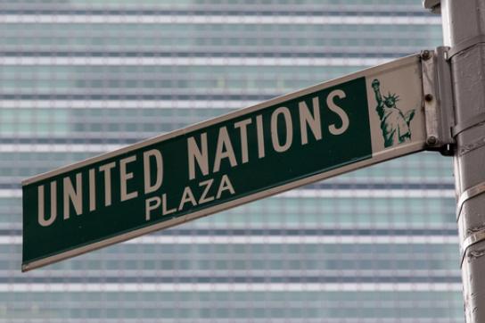 Straßenschild am Hauptsitz der UNO in New York