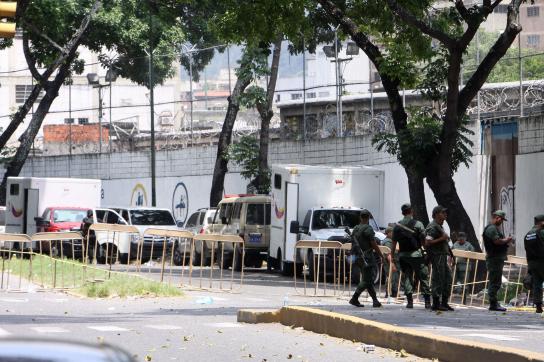 Einheiten der Nationalgarde vor dem Gefängnis "La Planta" in Caracas