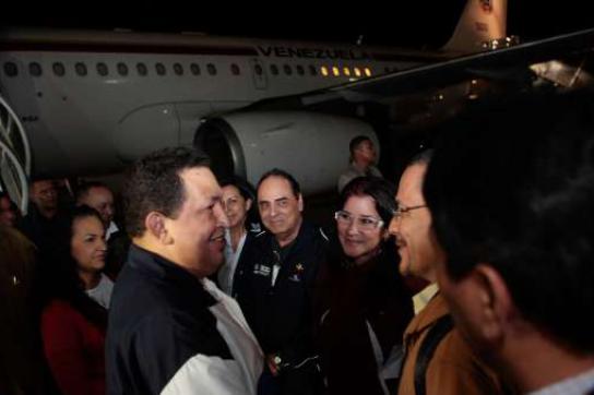 Hugo Chávez und einige Minister bei der Ankunft am Freitagmorgen