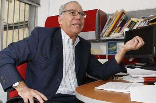 Germán Saltrón am Schreibtisch