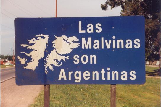 Schild mit Umriss der Malwinen und Aufschrift: "Die Malvinen sind argentinisch!"