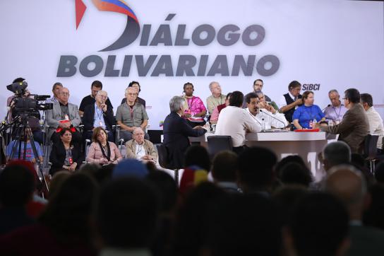 Übergangspräsident Nicolás Maduro und Debattenteilnehmer in Caracas
