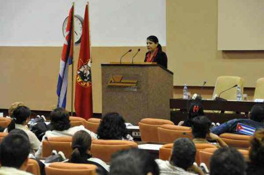 Yuniasky Crespo Baquero, Vorsitzende der kommunistischen Jugend Kubas (UJC), spricht zum Tod von Hugo Chávez