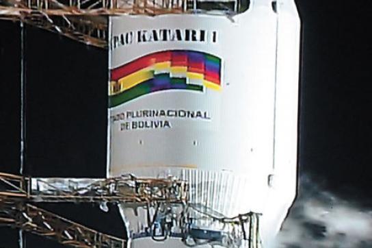 Trägerrakete mit Boliviens Wappen und Satellitenname "Túpac Katari". 
