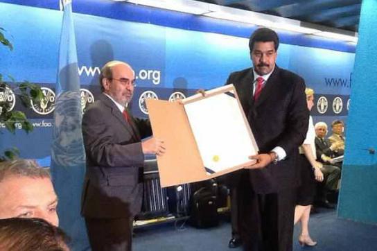 Der Generalsekretär der FAO, José Graniziano da Silva, überreicht Präsident Maduro die Urkunde