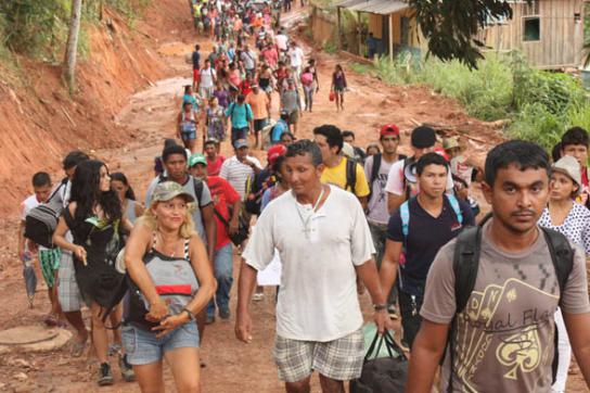 800 Fischer blockieren Belo Monte Staudamm