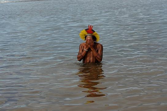 Kayapó-Indigener im Fluss Xingu