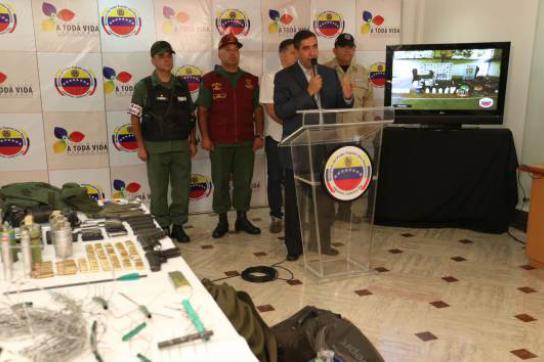 Innenminister Rodríguez Torres stellt beschlagnahmte Waffen und Explosivstoffe v