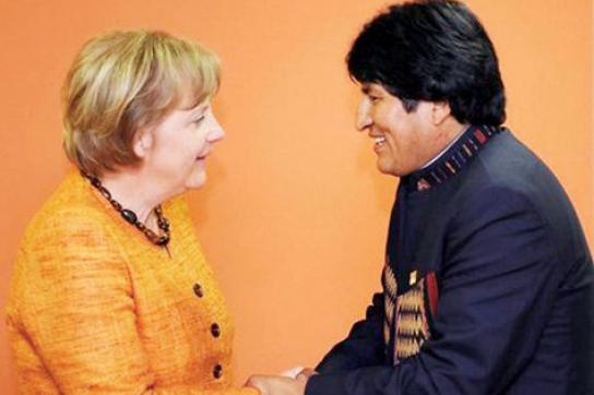 Morales und Merkel beim EU-CELAC-Gipfel in Chile Januar 2013.