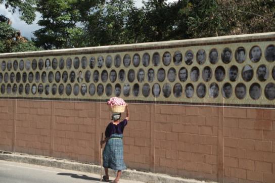 Mauerbild in Rabinal für die Opfer der Massaker des Bürgerkriegs