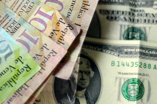 Bolívar- und US-Dollar-Scheine