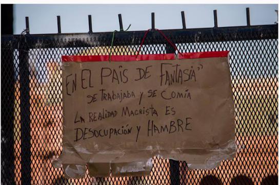 Protestplakat gegen die Politik der Regierung Macri in Argentinien