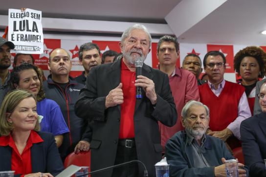 Lula da Silva steht im Sitz seiner Partei in São Paulo, Brasilien, Rede und Antw