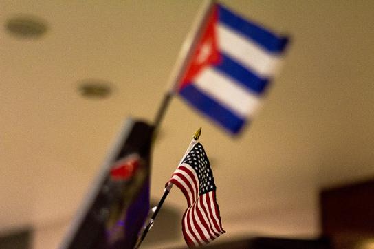 Fahnen von USA und Kuba – die Annäherung ist unter Trump erst einmal gestoppt
