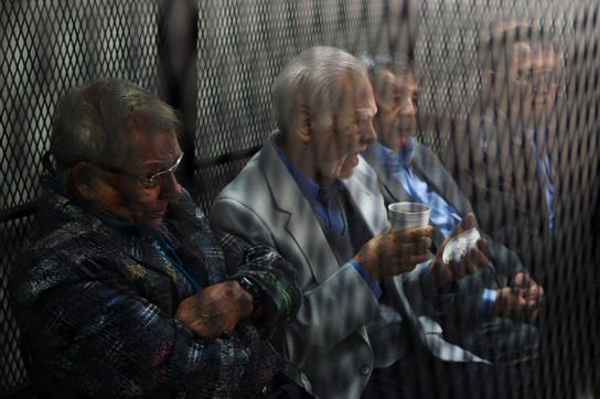 Vier der fünf Ex-Militärs während einer Anhörung in Guatemala