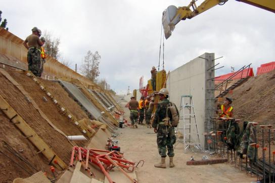 US-Marinesoldaten beim Bau der Grenzmauer in Douglas, Arizona
