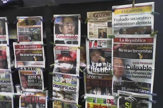 Titelseiten peruanischer Zeitungen zur Verurteilung Fujimoris 2009