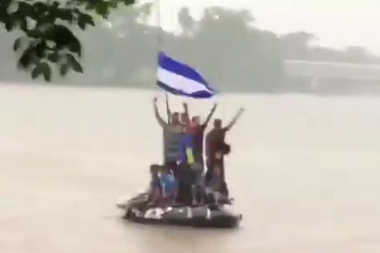 Flüchtende aus Honduras überqueren einen Grenzfluss nach Mexiko