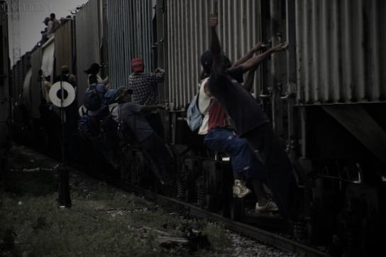 Migranten auf einem Güterzug