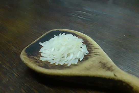 Ein Holzlöffel mit Reiskörner