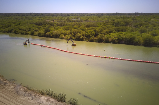 Bau einer schwimmenden Barriere im Rio Grande Fluss in der Nähe von Eagle Pass als Teil der texanischen "Operation Lone Star". Das Bild wurde von einer CBP-Drohne aufgenommen.