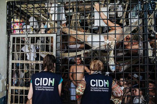 Amerikanische Menschenrechtskommision besucht Gefängniss in El Salvador