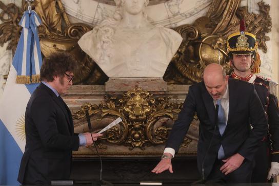 Federico Sturzenegger wird von Präsident Milei als Deregulierungsminister vereidigt Federico Sturzenegger wird von Präsident Milei als Deregulierungsminister vereidigt